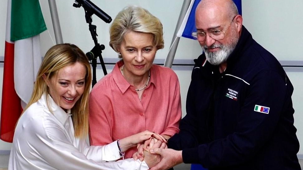 Meloni, von der Leyen e Bonaccini insieme dopo il sopralluogo sui luoghi dell’alluvione. Era il 25 maggio