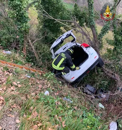 Incidente stradale a Montefano, giovane perde controllo dell'auto e finisce  nel fosso