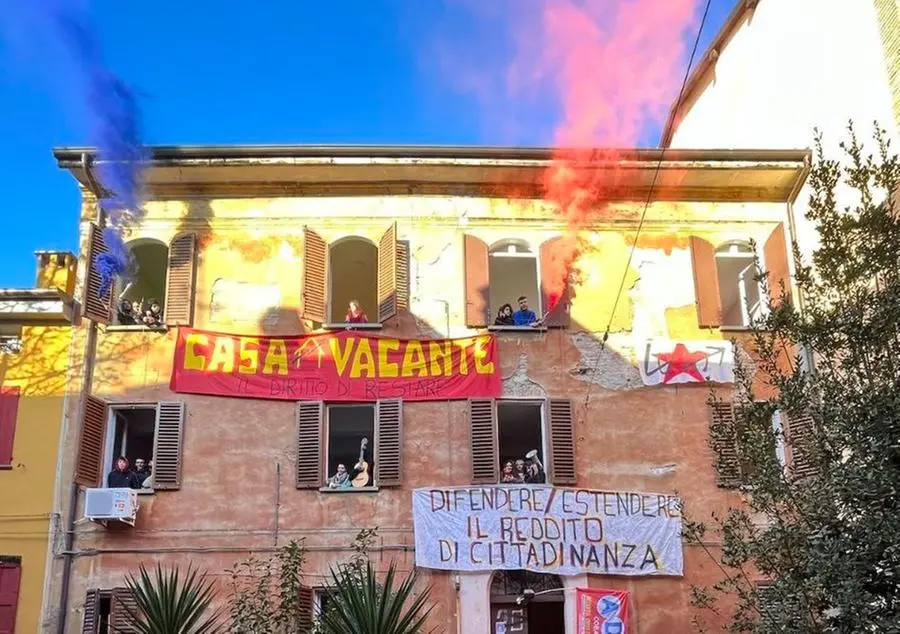 Occupazione in via Capo di Lucca a Bologna, studenti pronti a uscire