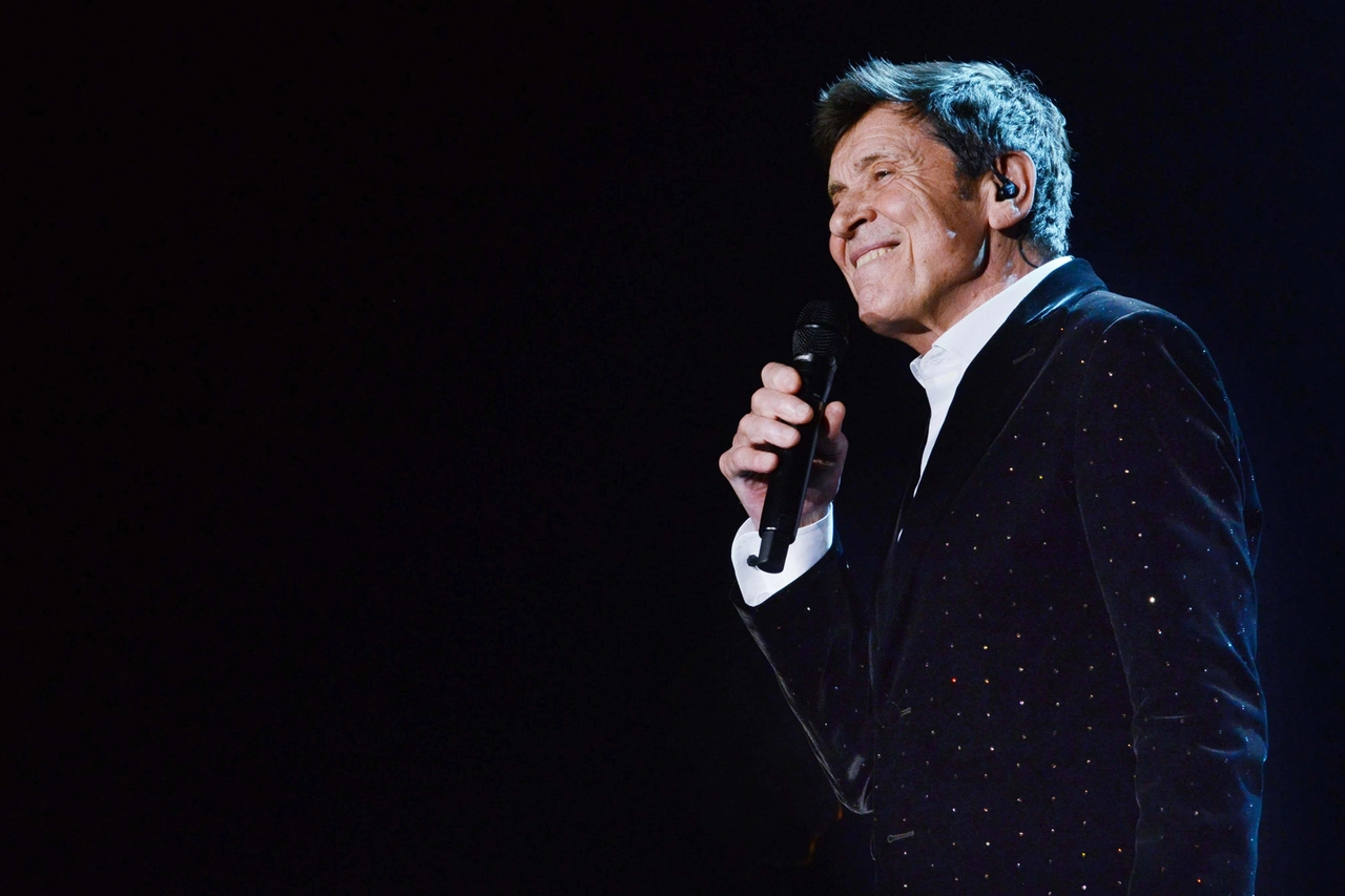 Gianni Morandi torna sul palco dopo l'esperienza sanremese