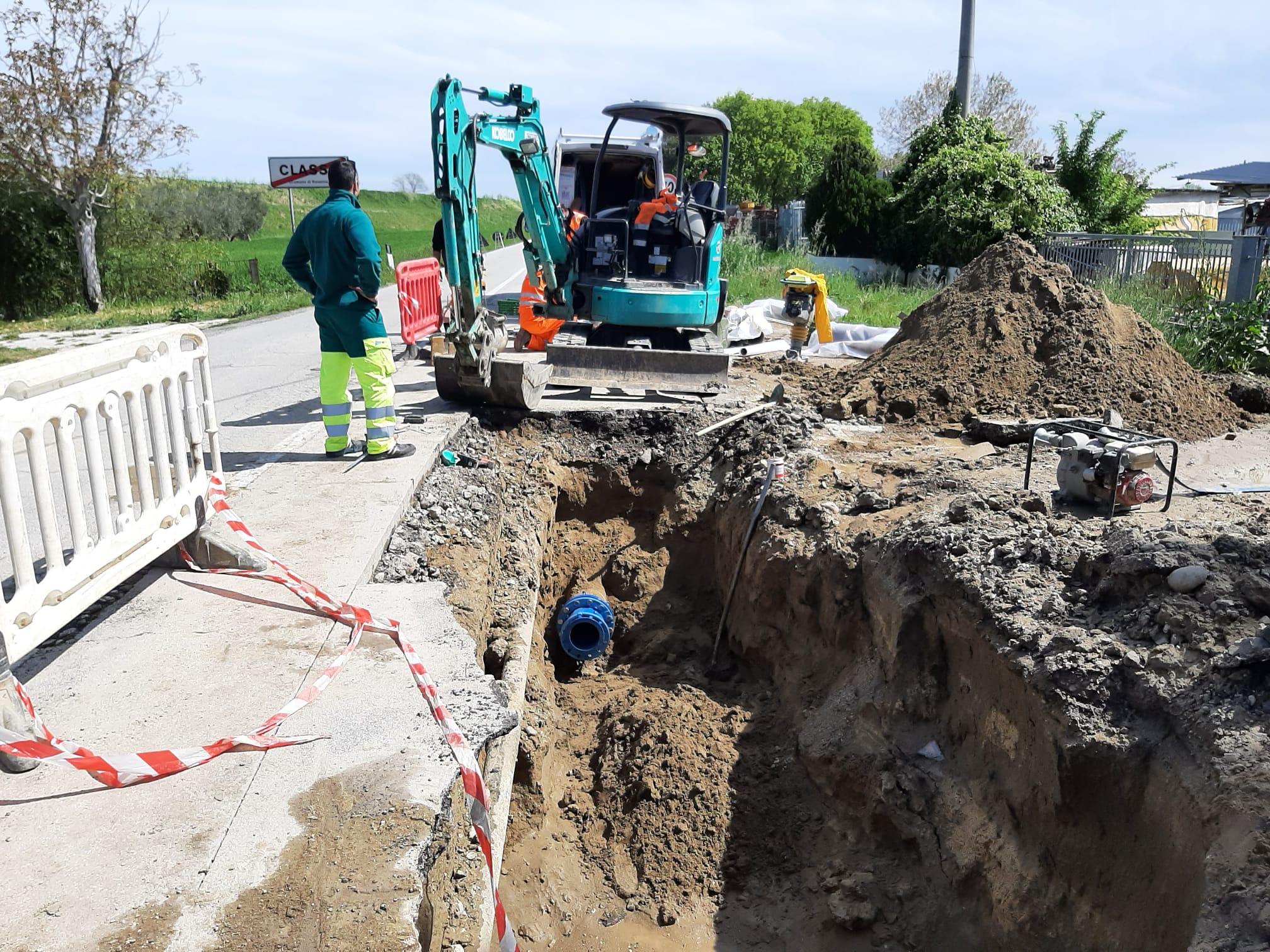 Si rompe il tubo e l'acqua sgorga in strada: Dopo due giorni ancora nessun  intervento :: Segnalazione a Ravenna