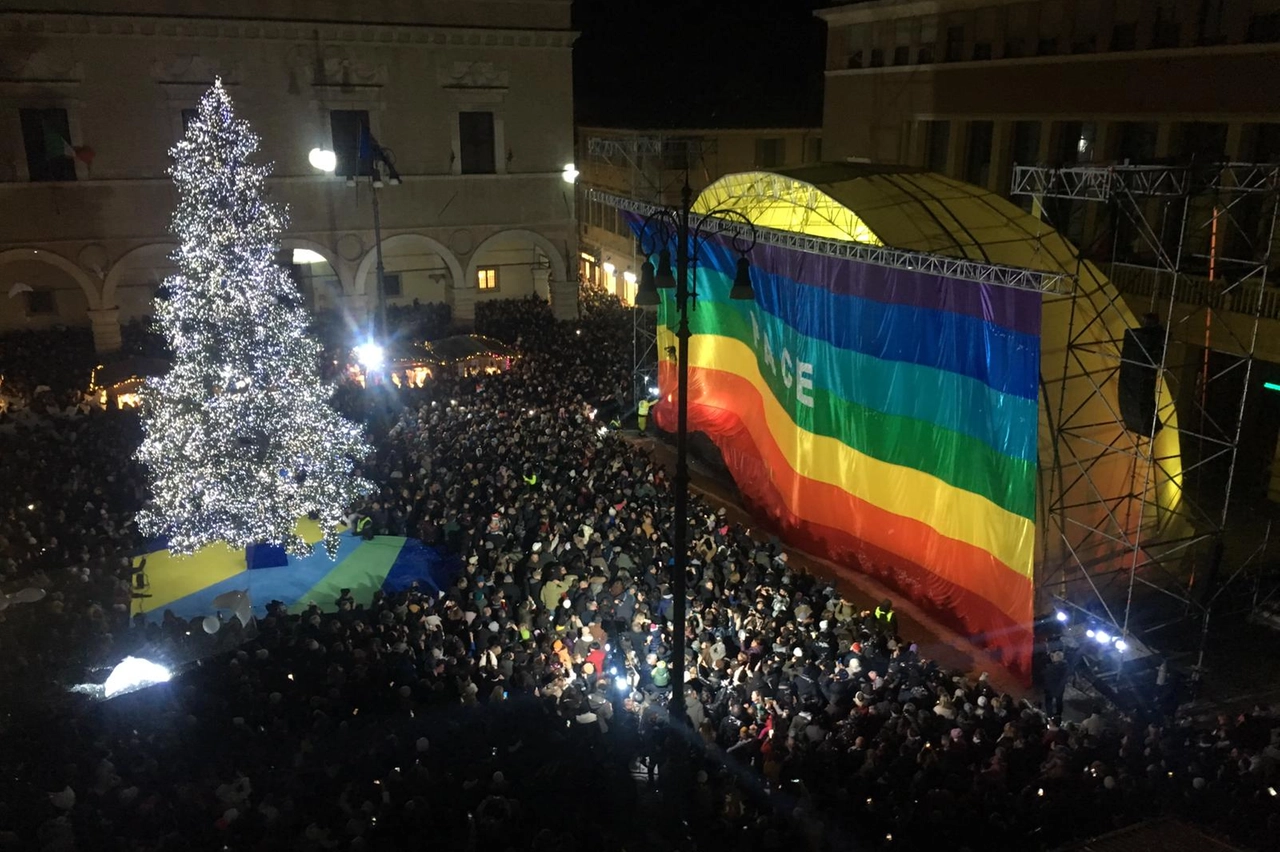 A Pesaro si accende l’albero di Natale, oltre 5mila persone in piazza