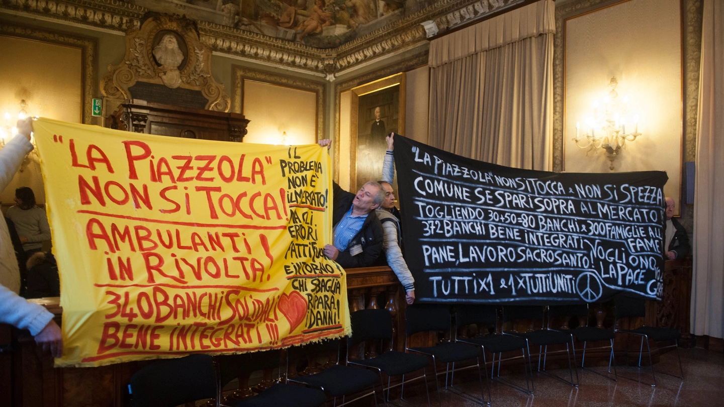 La protesta degli esercenti della Piazzola in consiglio comunale (foto Schicchi)