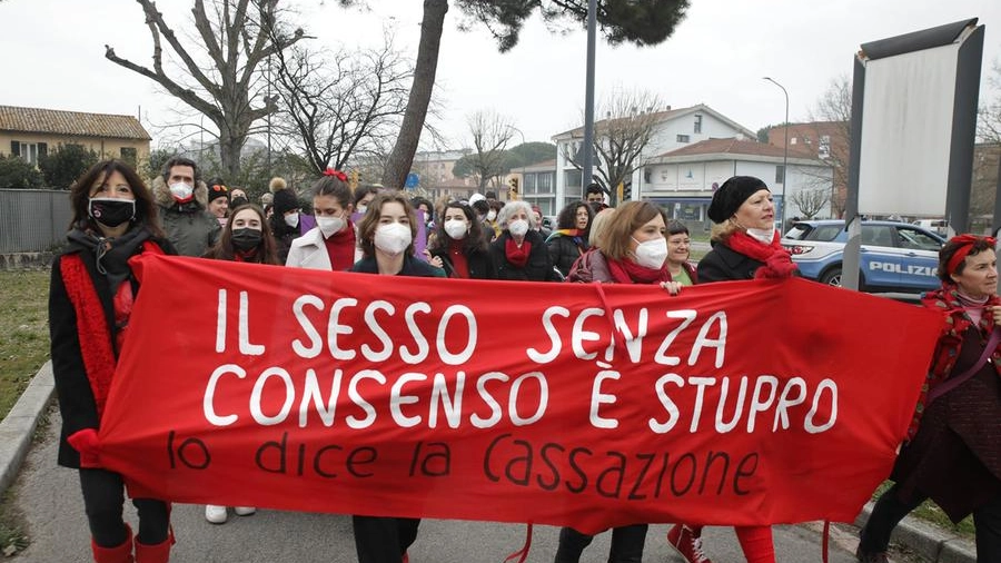 Corteo in rosso a Ravenna: le donne protestano contro la violenza