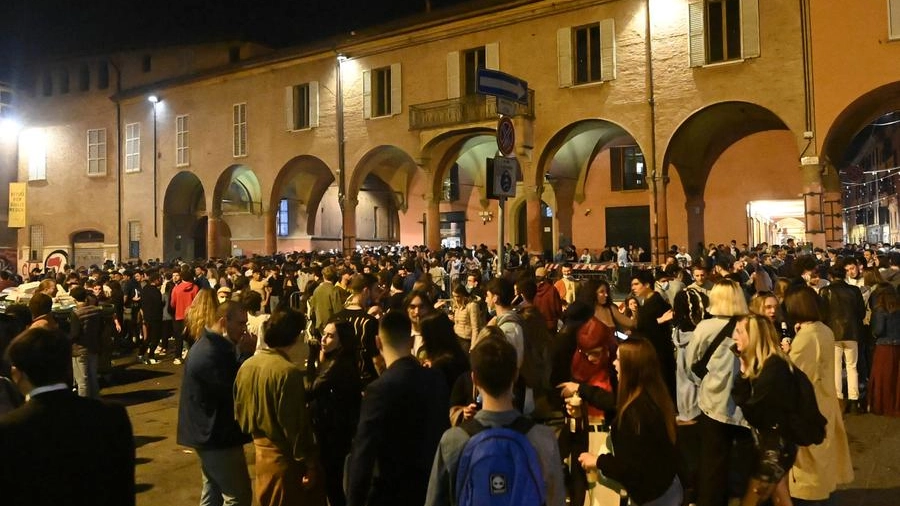 Piazza Verdi l'altra sera (Fotoschicchi)