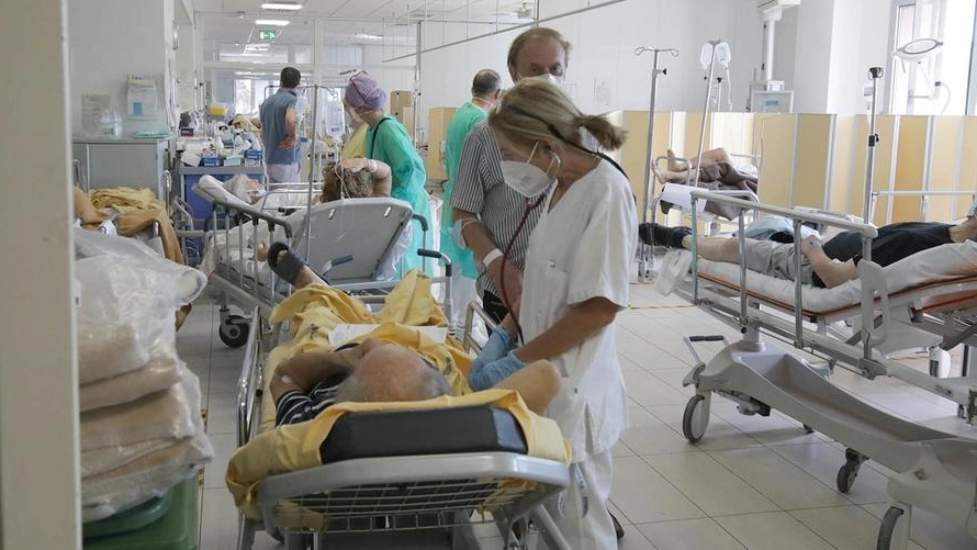 Una fila di pazienti in attesa in pronto soccorso 