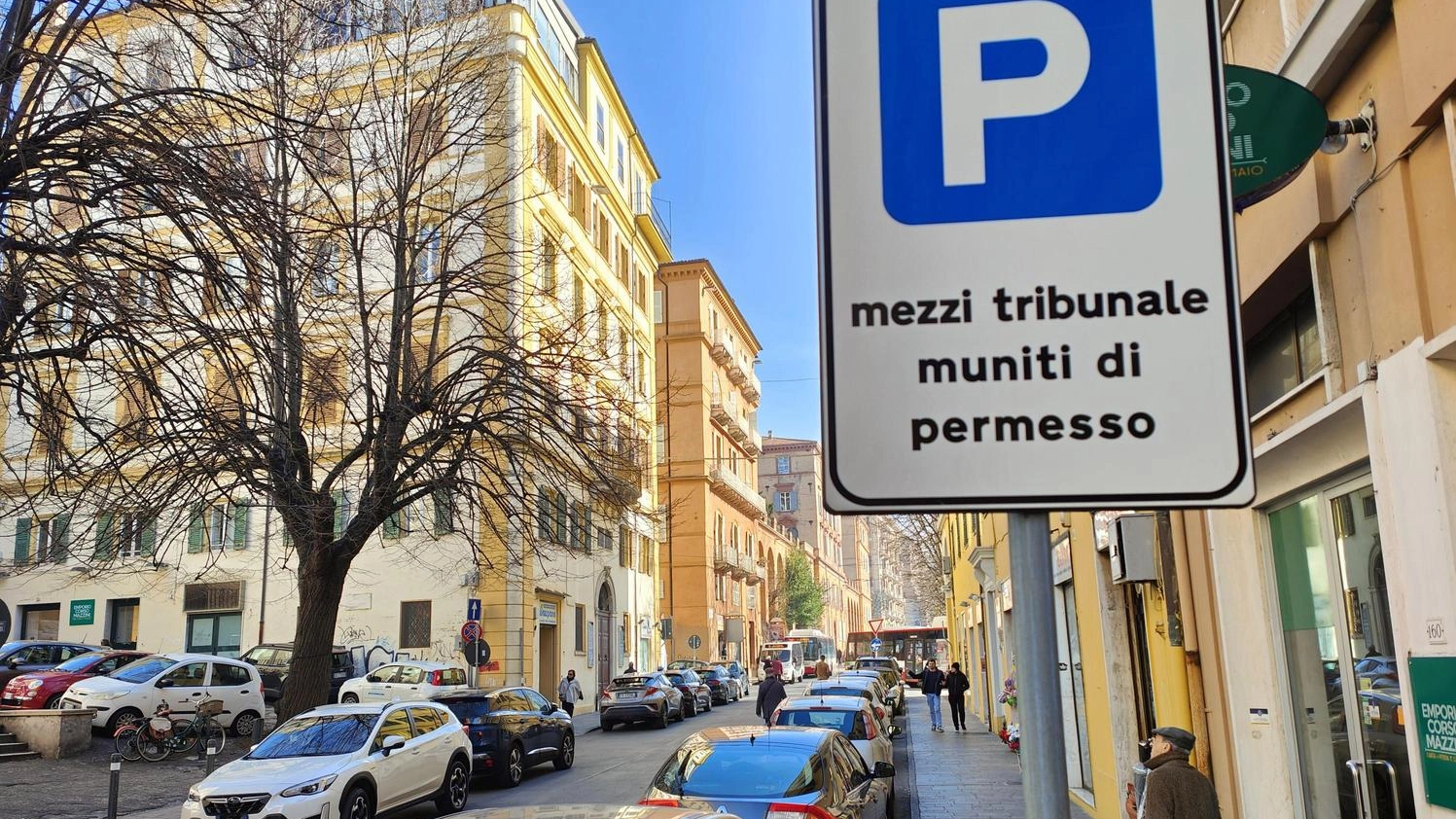 Anche Corso Mazzini è nel caos: "Stalli gialli ovunque, adesso basta"