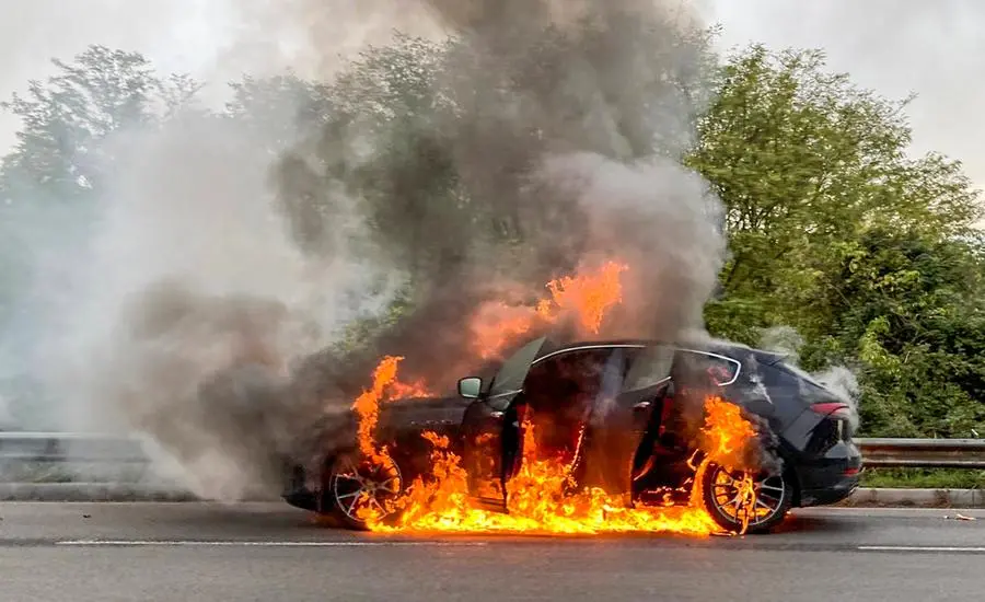 Incendio a Faenza (Ravenna), Maserati a fuoco nella circonvallazione. Salvi mamma e bimbo