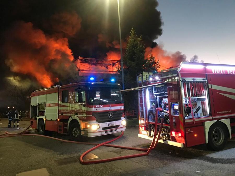 Incendio Oggi A Bologna Fiamme E Fumo Nero A Borgo Panigale