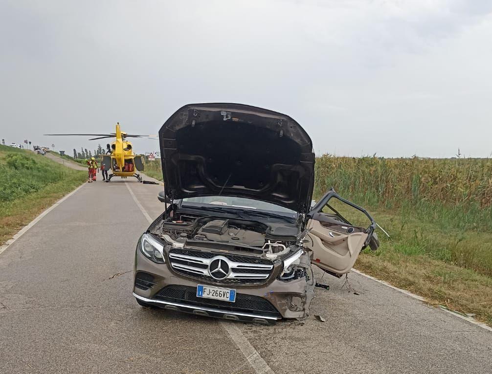 Scontro Frontale Tra Auto E Suv Tre Feriti, Paura Per Una Bambina