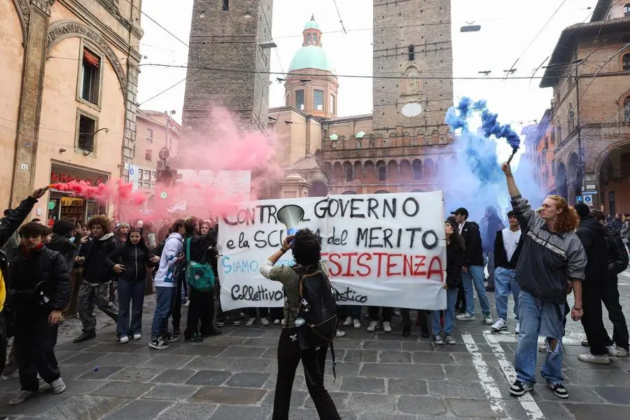 Manifestazione oggi a Bologna, centinaia in corteo: studenti imbavagliati per protesta