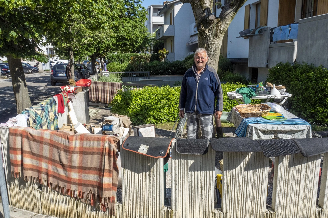 Alluvione a Faenza: residenti al lavoro per tornare alla normalità. E c’è chi asciuga i panni al sole