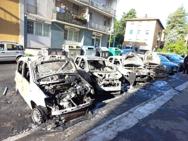 Incendio auto parcheggiate a Bologna, quattro vetture in fiamme