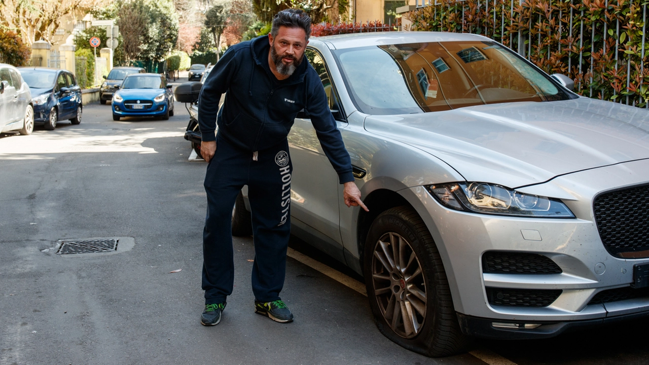 Un gruppo di sedicenti ecologisti ha sgonfiato le gomme di decine di suv: un residente indica una delle vetture colpite