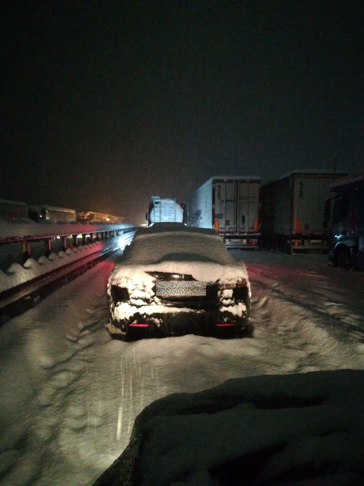 Autostrada A22 del Brennero bloccata per neve. "Mia moglie e i miei figli in coda per ore"