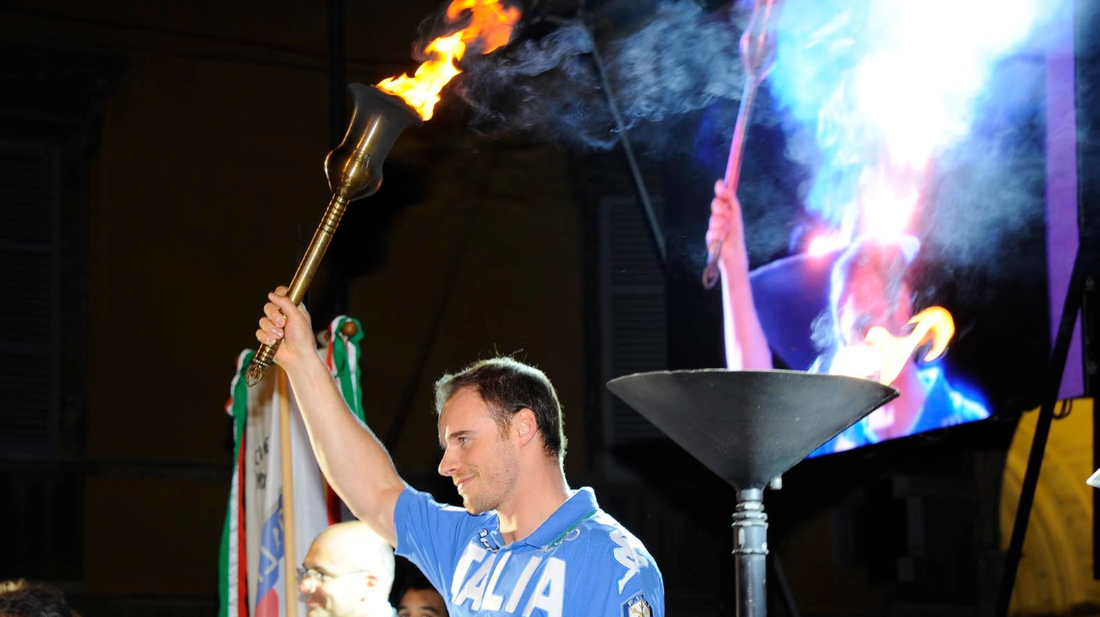 Giuliano Razzoli con la fiaccola olimpica