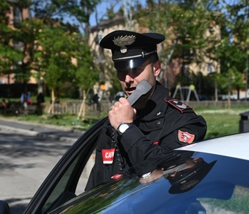 Bologna, armati di machete rapinano il salone di parrucchiere