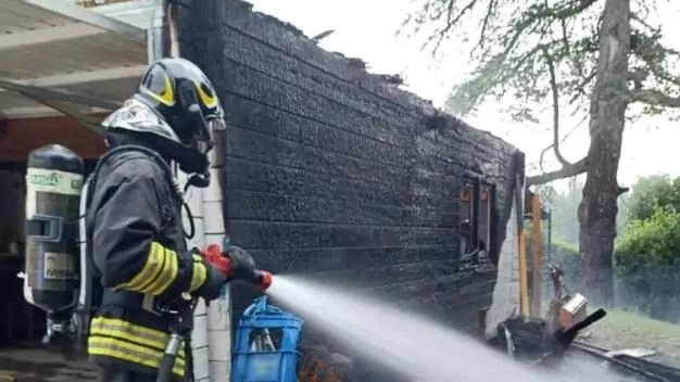 Incendio nel garage,  i vigili del fuoco  evitano il peggio