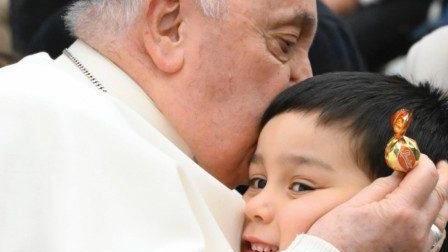 L’abbraccio e il perdono. Monsignor Ghirelli:: "L’umanità del Papa ci ha commosso"