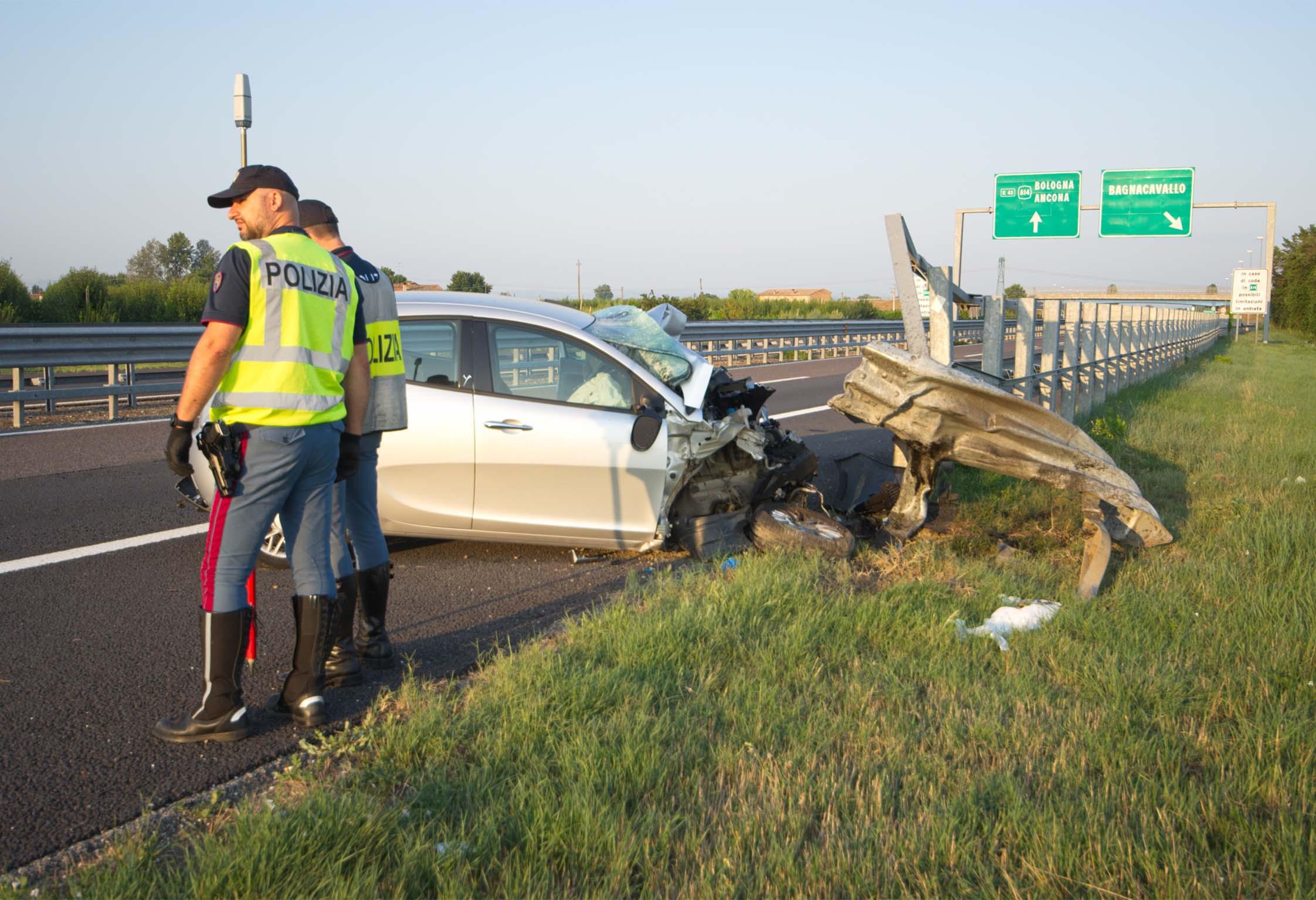 Incidente A Ravenna Oggi Schianto All Alba Morta Ragazza Di Anni