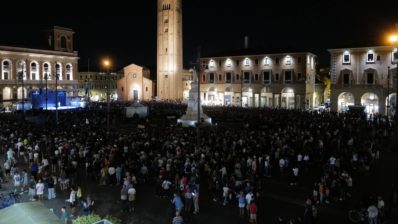 Grande attesa per Paolo Cevoli, Giuseppe Giacobazzi e Duilio Pizzocchi. Fila sterminata per assicurarsi uno dei mille posti gratis