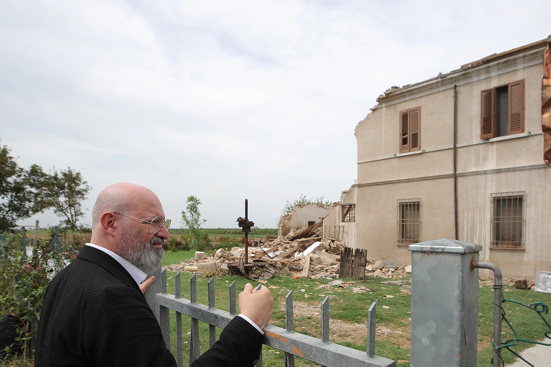 Tempesta di grandine e vento in Emilia Romagna: Bonaccini nelle zone distrutte ad Alfonsine (Ravenna)