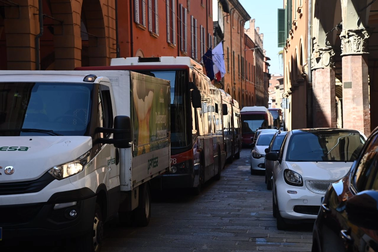 Strada Maggiore bloccata a causa di un autobus fermo