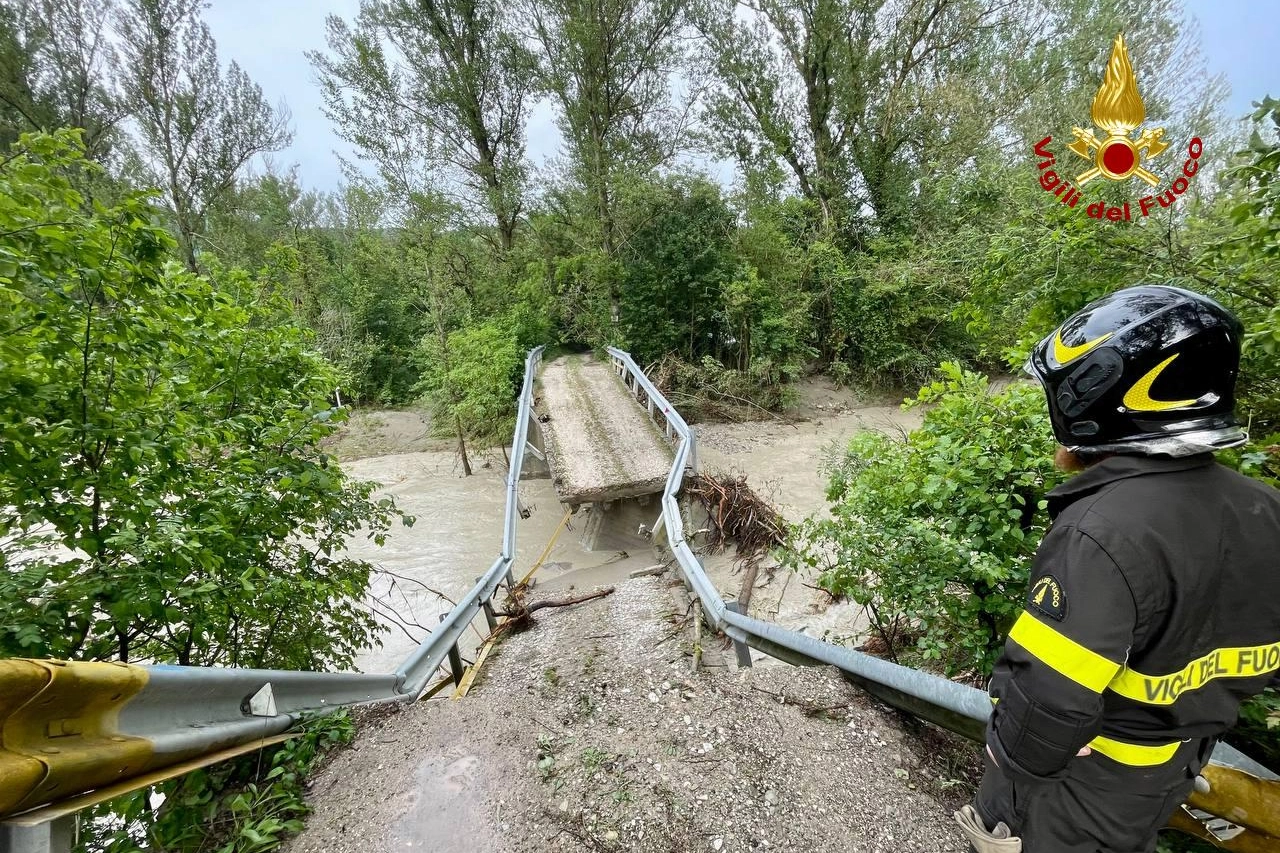 Crollato un ponte sul fiume Sillaro a Monterenzio