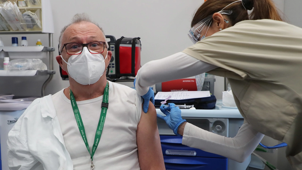 Il dottor Pasquali, il primo sanitario vaccinato in Autodromo