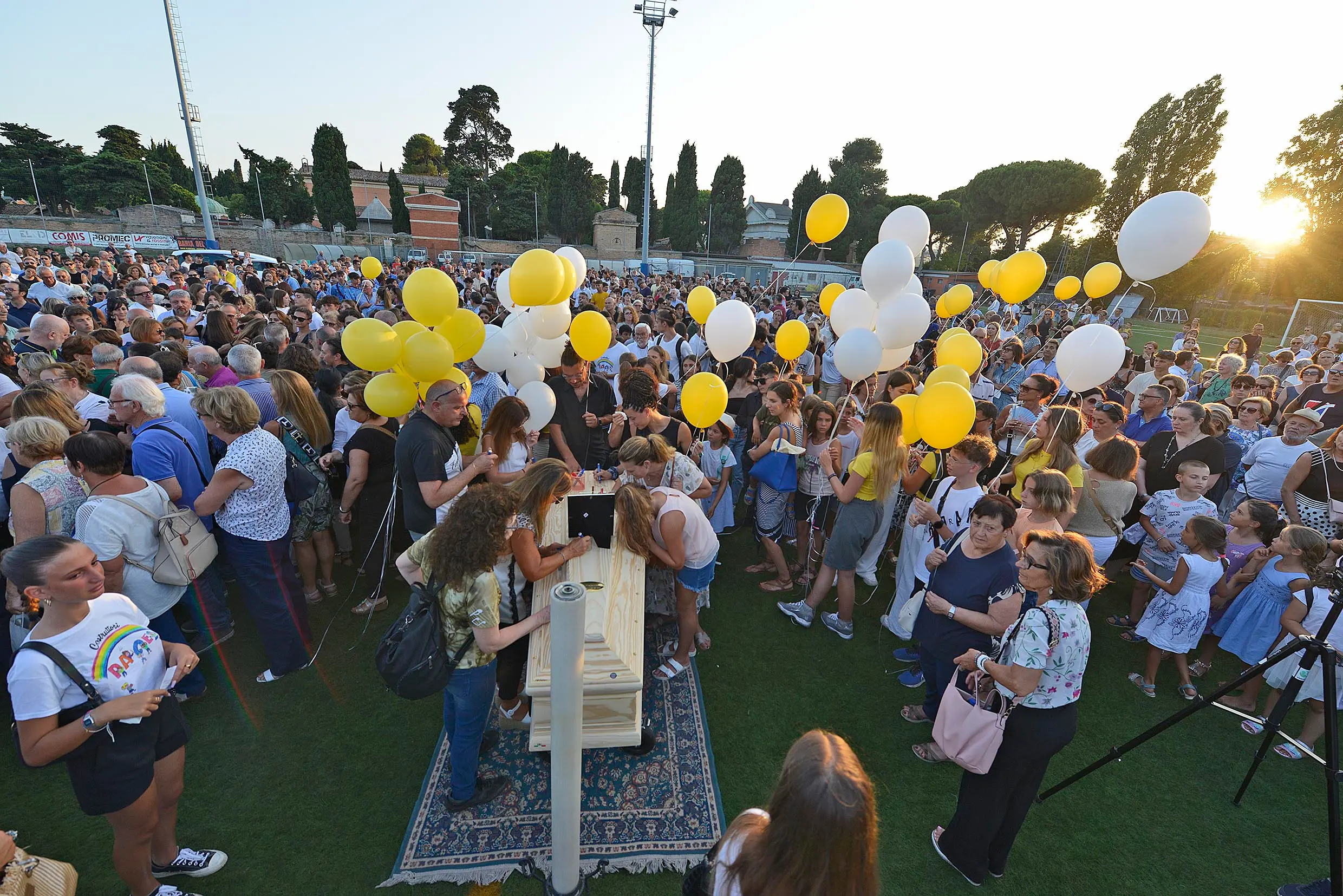 Durante i funerali della piccola Sofia decine di palloncini rosa e