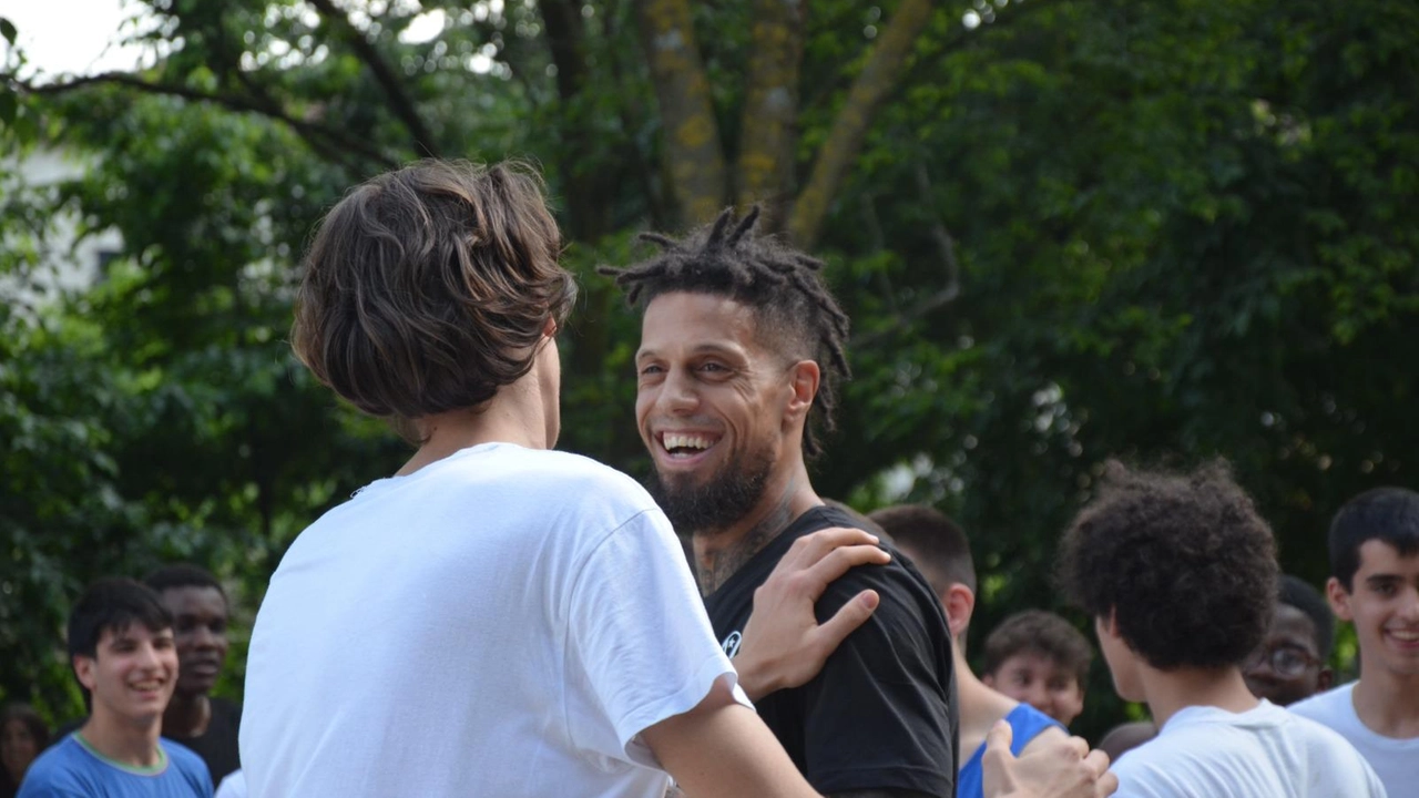 Hackett e la Virtus giocano con i ragazzi faentini