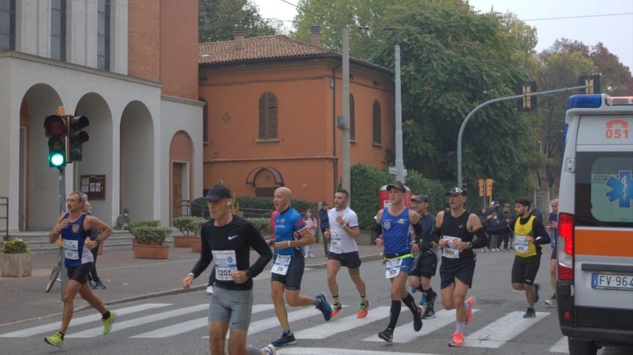 La maratona passa per via Emilia Ponente (Baroncini)