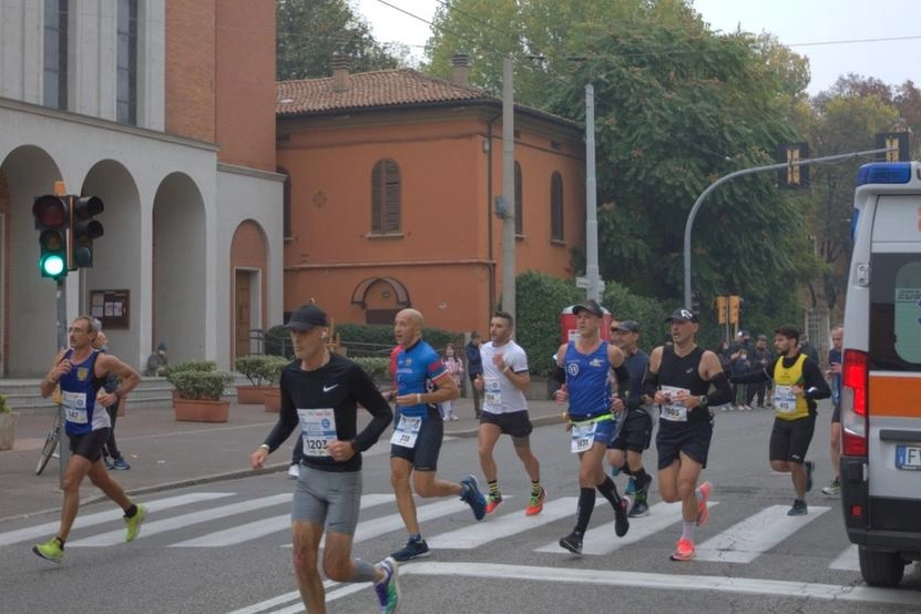 La maratona passa per via Emilia Ponente (Baroncini)