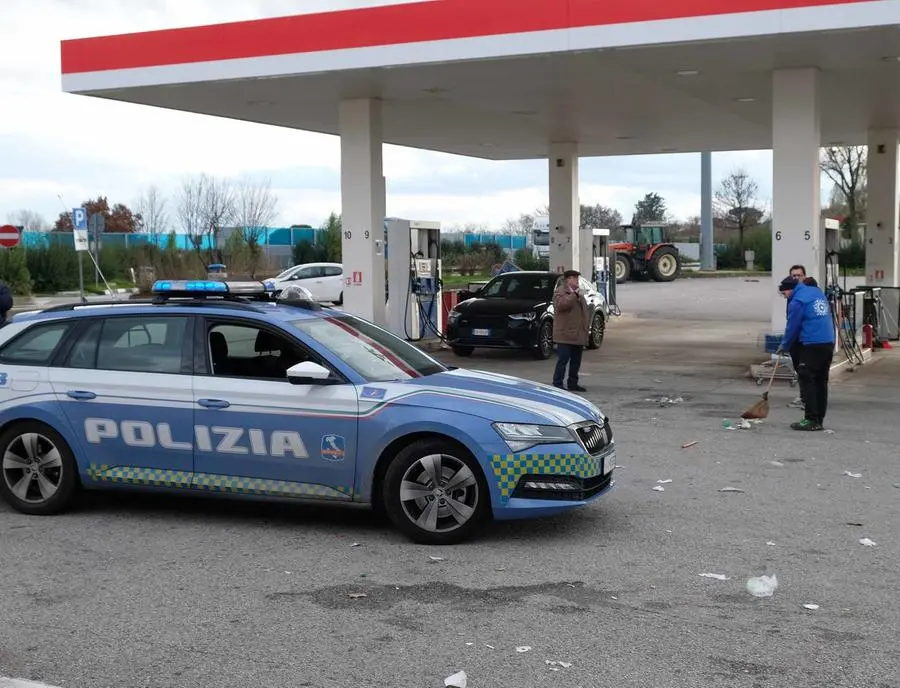 Guerriglia fra ultras in autostrada, "il mio quarto d’ora di terrore tra bombe e botte"