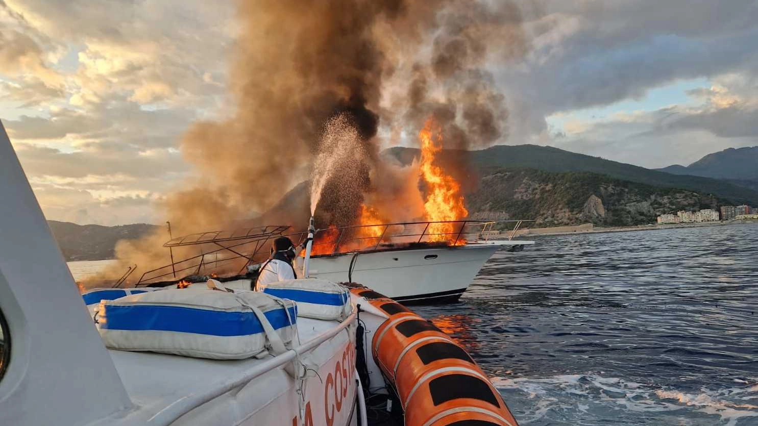 A picco lo yacht andato a fuoco  Mille litri di gasolio nei serbatoi