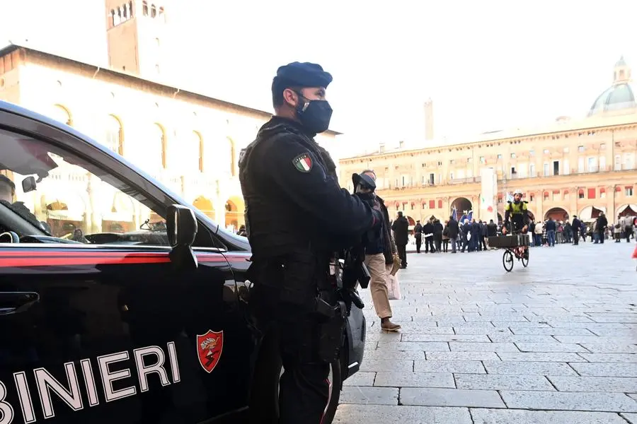 Rapine Bologna, tre colpi in tre negozi del centro in poche ore