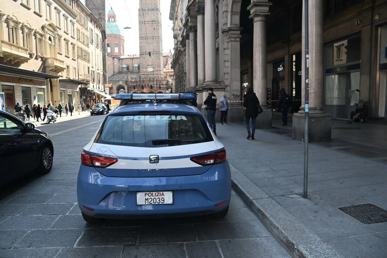 In via Rizzoli è intervenuta la polizia, a dare l'allarme i dipendenti dei negozi