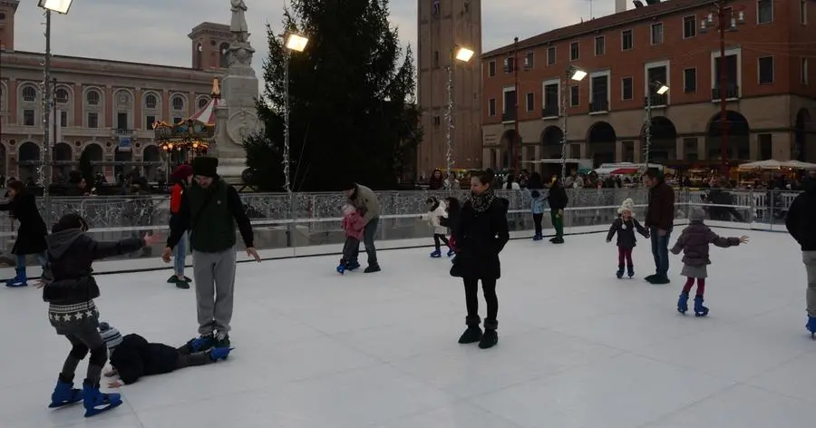 Festività, pista sintetica in piazza a Forlì. Ma altri comuni scelgono il ghiaccio