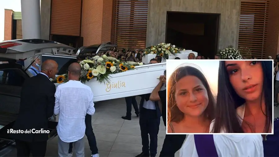 Uccise dal treno, i funerali. L'omelia: "Giulia e Alessia ci chiedono di credere in loro"