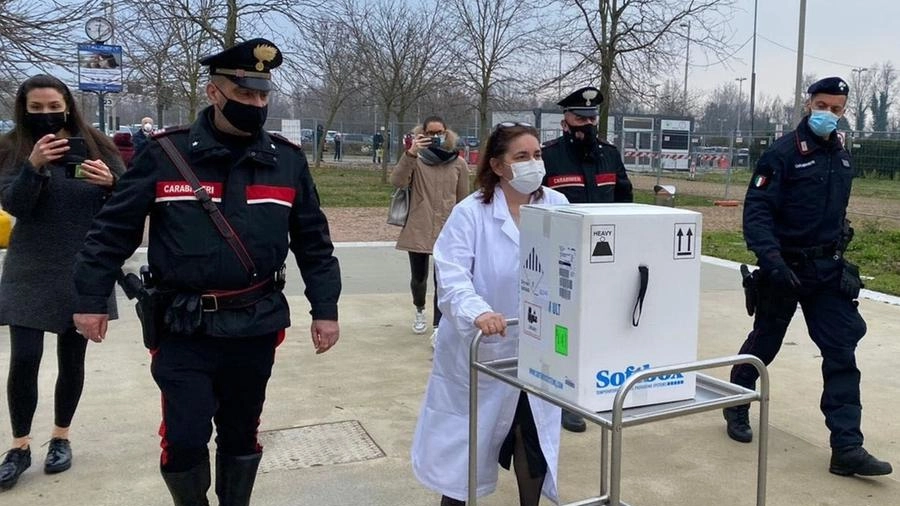 L’arrivo delle dosi del vaccino anti-Covid in ospedale