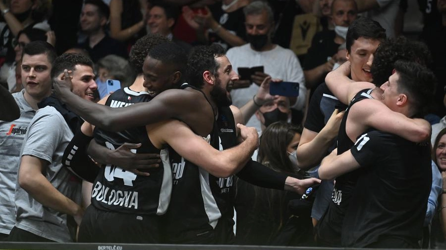 La squadra festeggia dopo la vittoria in EuroCup