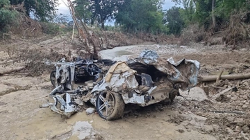 Alluvione Marche, dal fango spunta l'auto di Brunella