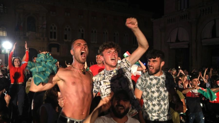 La festa in piazza a Bologna