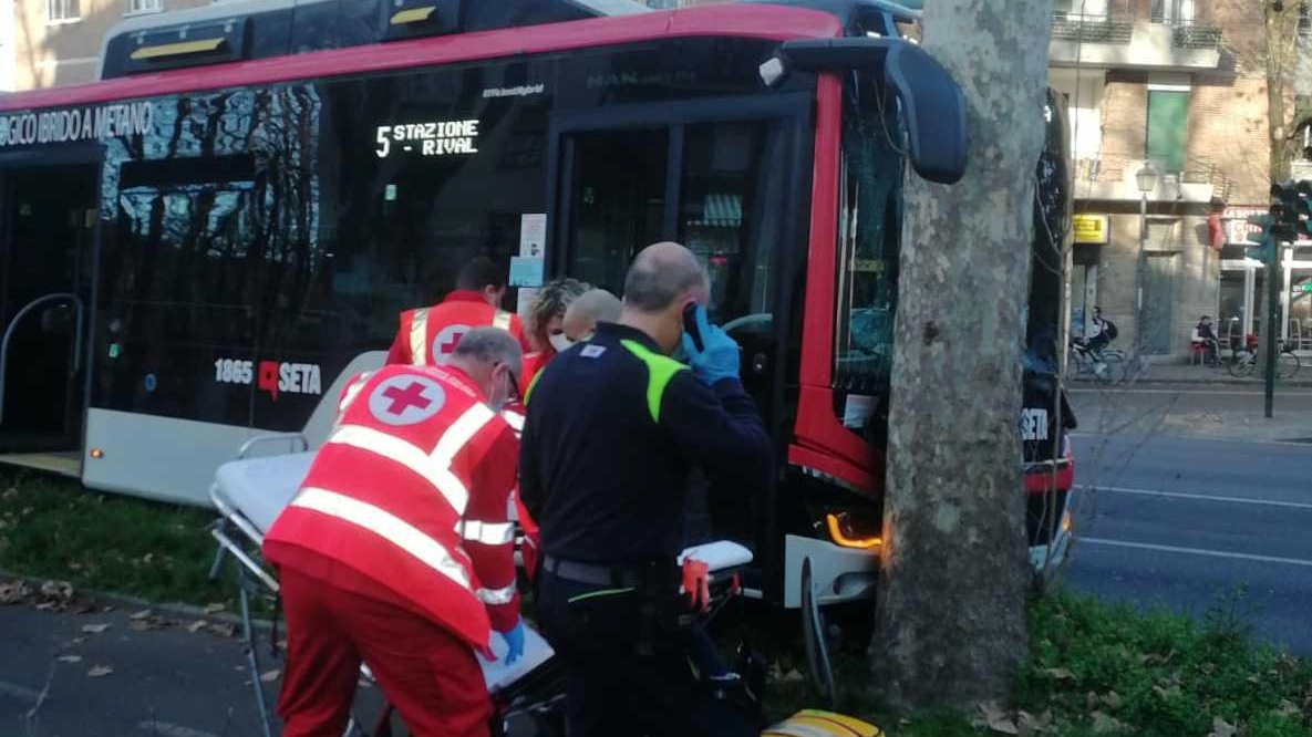 Il conducente accusa un malore, bus pieno di passeggeri  contro un albero