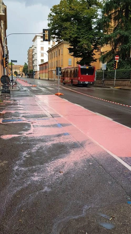 La vernice della ciclabile si è sciolta con il maltempo