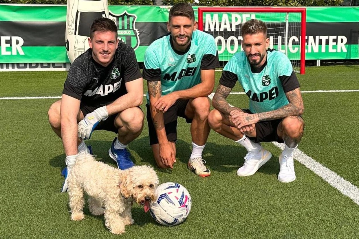 Il cane Chico con alcuni giocatori del Sassuolo