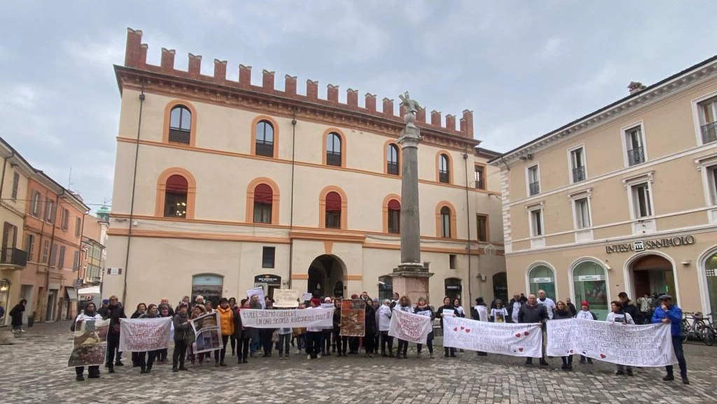 La manifestazione in Piazza dell'Aquila a Ravenna, in sostegno di Mauro Guerra