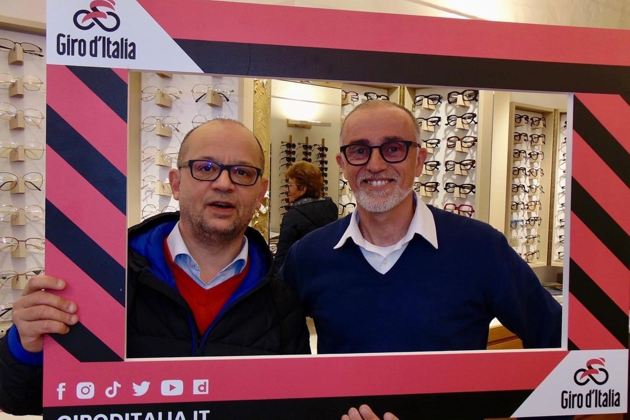 Il Giro d'Italia arriva a Cesena: qui ’assessore Luca Ferrini con un commerciante