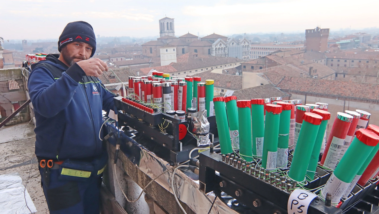 L’allestimento di un’azienda che da cento anni lavora nel settore dei ’botti’. Il sindaco: "Festa per la città e per chi l’ha scelta per salutare il nuovo anno"