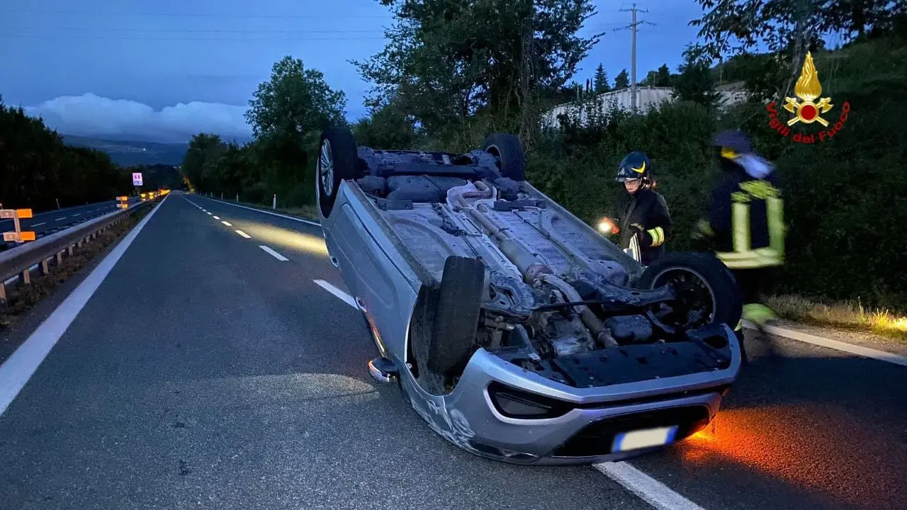 Incidente All’alba: Due Auto Si Scontrano E Si Ribaltano A Tolentino